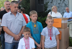 Шкільна форма та вишиванки для дітей волинських Героїв: у Луцьку відбулася благодійна акція