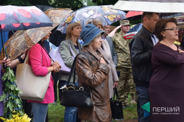 Дощ і сльози: лучани вшанували полеглих у Другій світовій війні