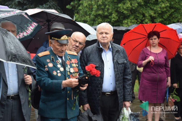 Дощ і сльози: лучани вшанували полеглих у Другій світовій війні