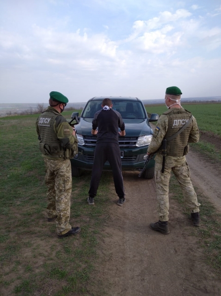 (ВІДЕО) Прикордонники викрили канал незаконного переправлення осіб через українсько-молдовський кордон