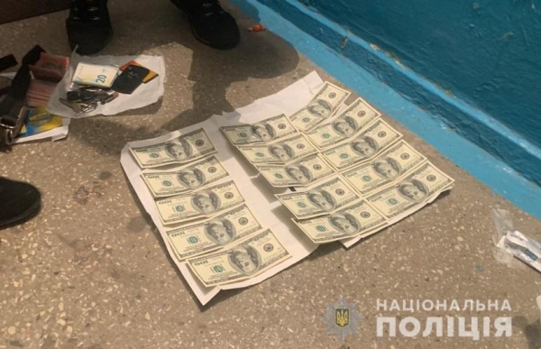 Півтори тисячі доларів за «позитивне вирішення питання»: поліцейські задокументували вимагання хабара посадовицею ОДА