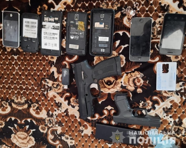 Наркотики, мобільні телефони та пістолети: у Ковельському районі правоохоронці провели низку результативних обшуків