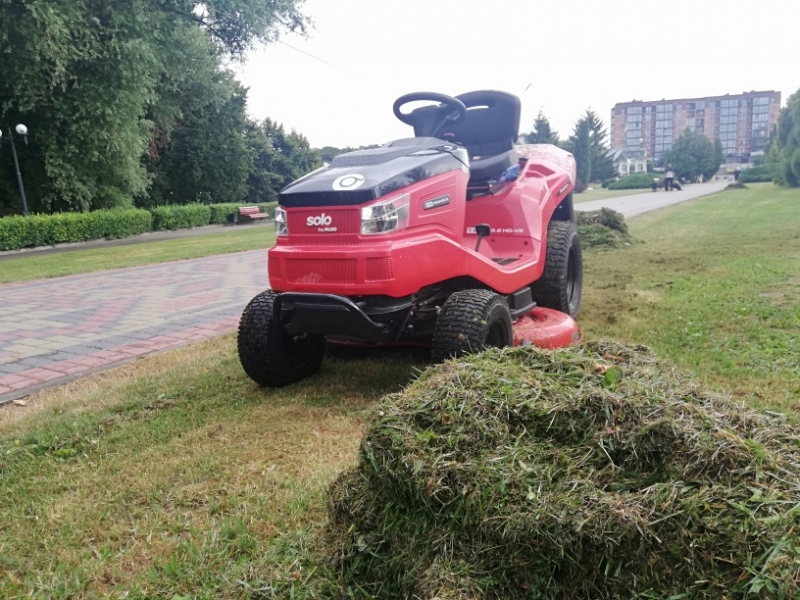 Працівники КП “Полігон” обкошують газони новою технікою