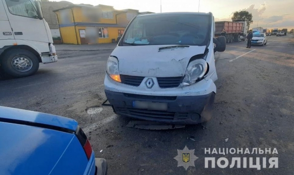 Поблизу Луцька зіткнулися Volkswagen та Renault, один водій у лікарні