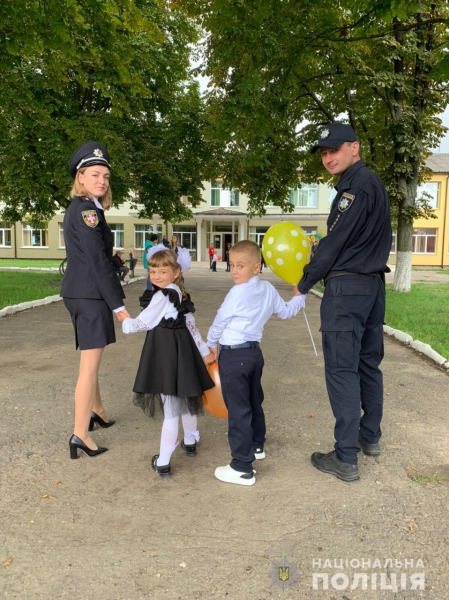 Волинські поліцейські долучилися до відзначення Дня знань та провели перші уроки безпеки в школах області