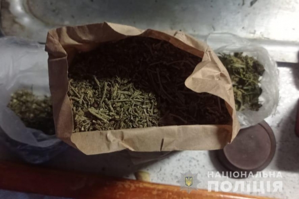 Бурштин та наркотики: ківерцівські поліцейські провели результативні обшуки