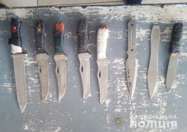 У Ковельському районі поліцейські вилучили у чоловіка вісім ножів, схожих на холодну зброю