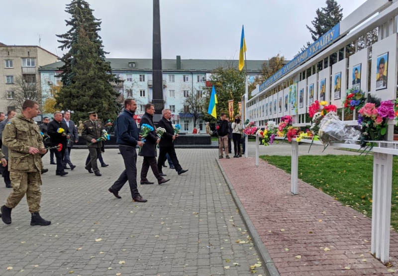 У Володимирі-Волинському відбулись урочиста хода і покладання квітів з нагоди 14 жовтня