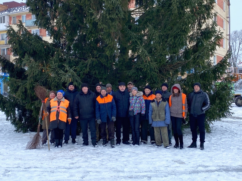 На центральній площі Володимира-Волинського встановили головну ялинку громади (ФОТО, ВІДЕО)