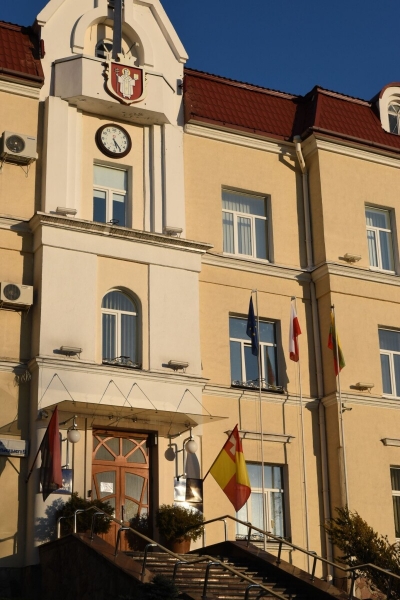 На приміщенні Луцької міської ради підняли прапори Польщі та Литви