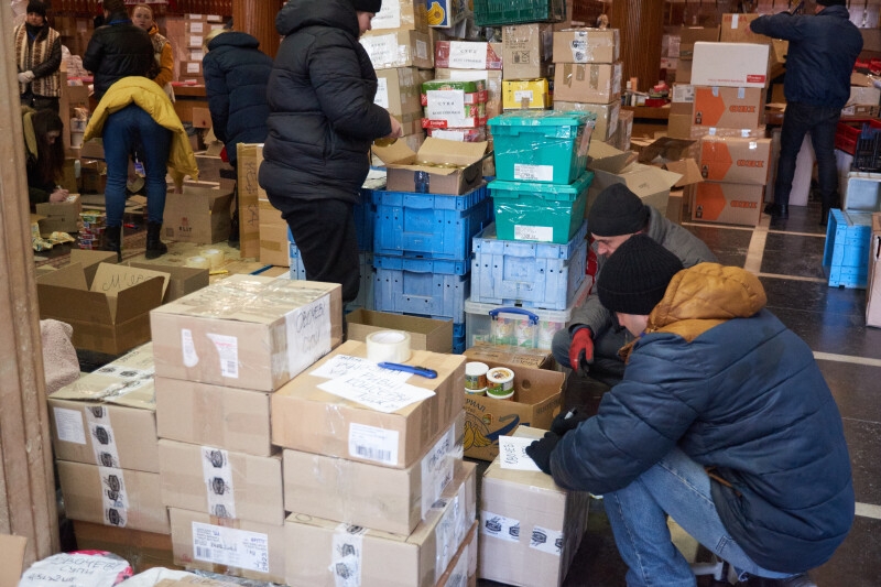 У Луцьку кипить робота у пунктах прийому гуманітарної допомоги