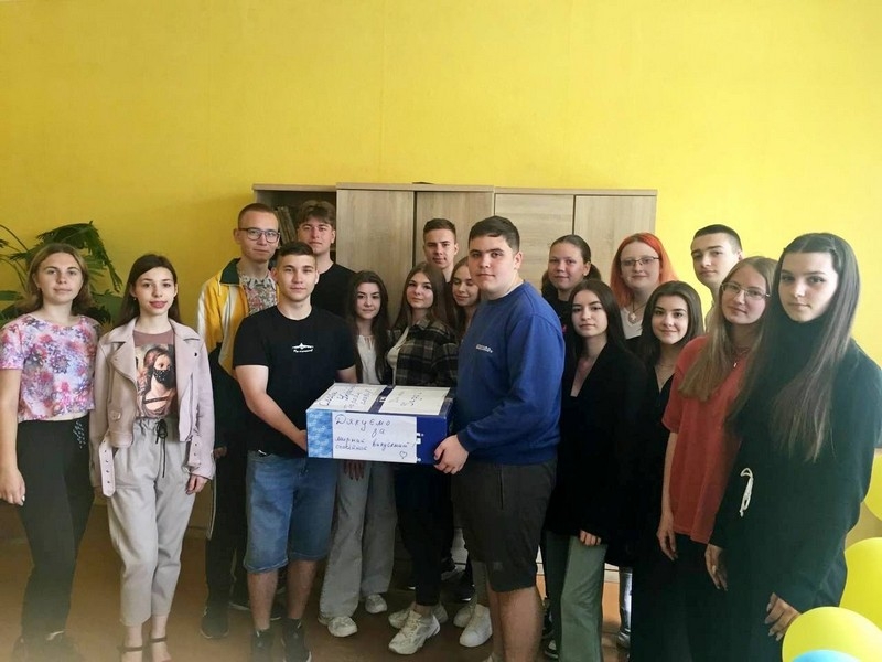 «Замість квітів – допомога воїнам ЗСУ»: випускники шкіл громади долучилися до всеукраїнської акції
