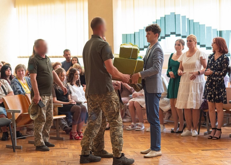 «Замість квітів – допомога воїнам ЗСУ»: випускники шкіл громади долучилися до всеукраїнської акції