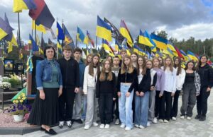 (Українська) Учні Ковельського ліцею №7 вшанували Героїв на Алеї Героїв