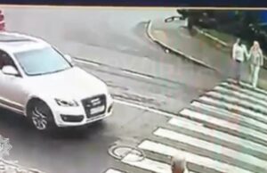 Наїзд на пішохода водійкою Tesla у Луцьку: поліція встановила особу