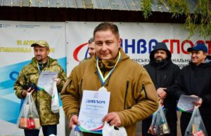 Ковельські ветерани освоюють стрільбу з лука на змаганнях у Луцьку