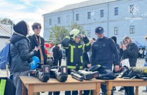 (Українська) У Луцьку рятувальники презентували професію молоді
