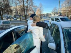 Патрульні Луцька заохочують учасників дорожнього руху подарунками