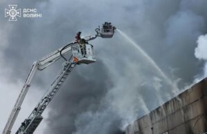(Українська) У Луцьку рятувальники ліквідували наслідки пожежі після ворожого удару