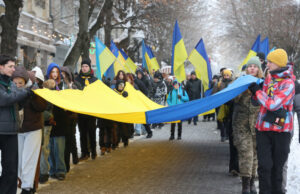 В Луцьку розгорнули 200-метровий прапор на День Соборності