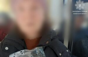У Луцьку патрульні допомогли повернути жінці загублені в тролейбусі речі