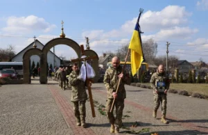 У селі Тарасове прощалися з воїном Сергієм Гузієм