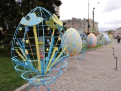 У Луцьку встановлено великодні артінсталяції на Театральному майдані