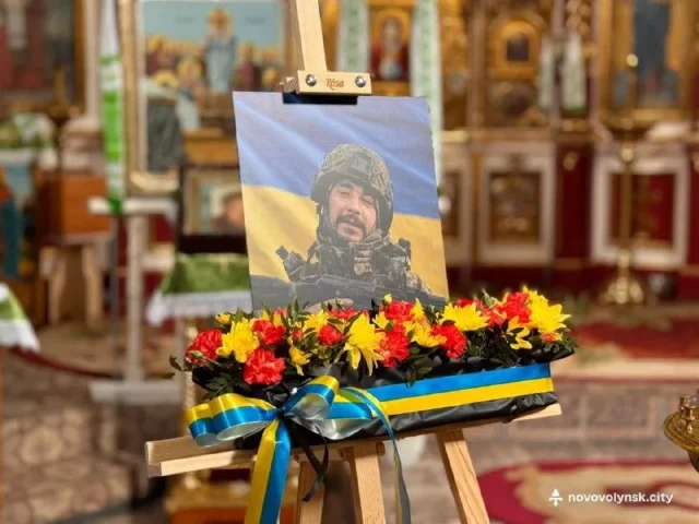 У Нововолинській громаді попрощалися із захисником Андрієм Грущуком