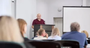 На вулиці Богдана Хмельницького, 1 встановили новий тариф на паркування