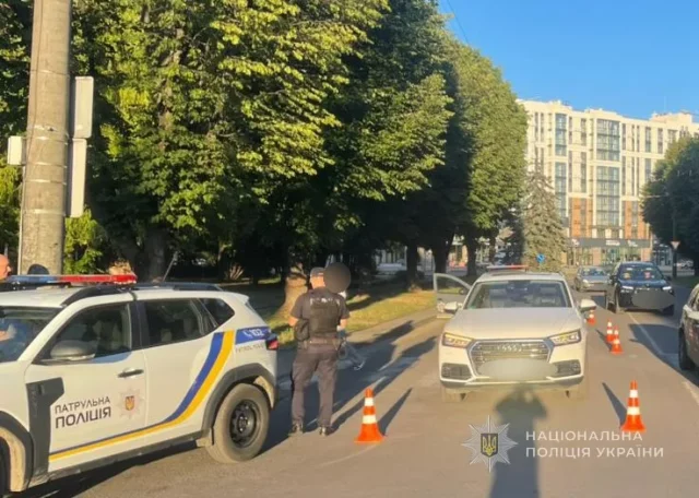 У Луцьку на проспекті Молоді авто збило жінку та дитину на переході