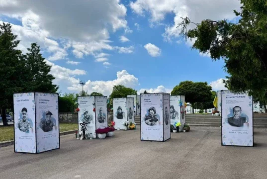 На Алеї Героїв у Нововолинську встановили ще 12 портретів захисників