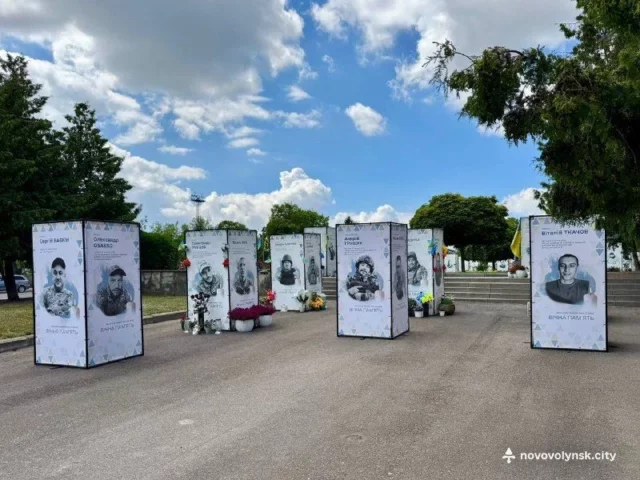 image На Алеї Героїв у Нововолинську встановили ще 12 портретів захисників