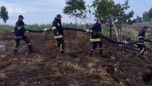 На Волині рятувальники гасять торф’яні пожежі в Камінь-Каширському та Луцькому районах