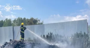 У Полонці вогонь від сміття ледь не перекинувся на господарську споруду