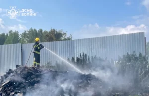 У Полонці вогонь від сміття ледь не перекинувся на господарську споруду