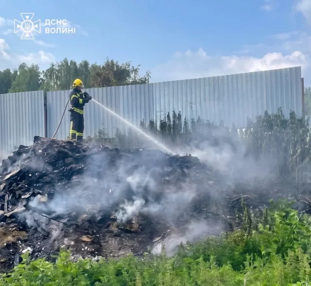 image У Полонці вогонь від сміття ледь не перекинувся на господарську споруду