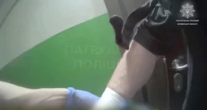 У Луцьку патрульні зупинили сильну кровотечу в чоловіка