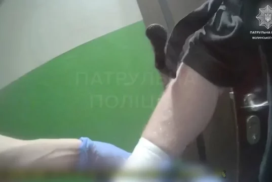 У Луцьку патрульні зупинили сильну кровотечу в чоловіка