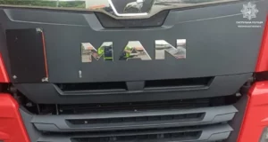 У Луцьку водій вантажівки пошкодив огородження та втік з місця ДТП