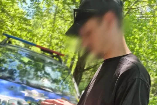 Поблизу Луцька патрульні виявили в чоловіка згорток із ймовірними наркотиками