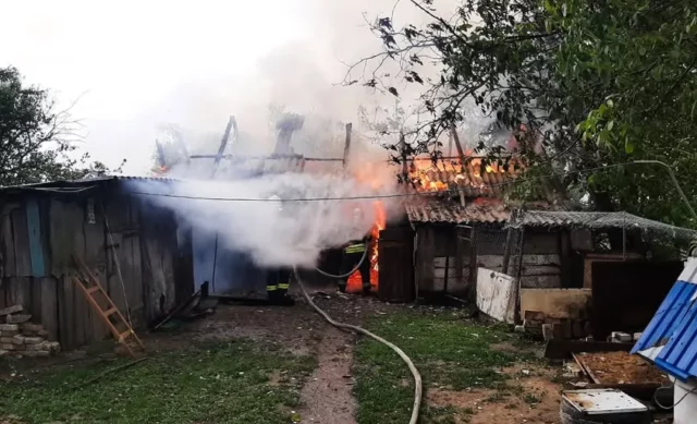 На Волині рятувальники ліквідували пожежу та врятували жінку