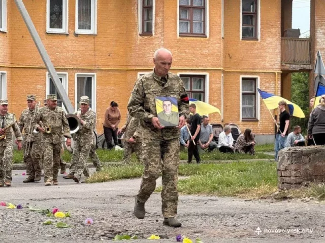 У Нововолинській громаді попрощалися з двома захисниками
