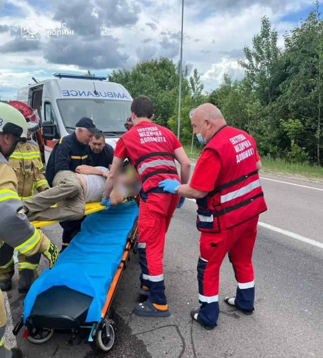У Луцькому районі рятувальники деблокували водія після ДТП