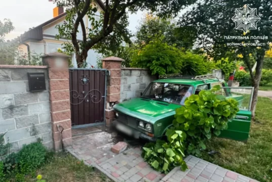 У Луцьку водій без прав і з ознаками сп’яніння в’їхав у паркан