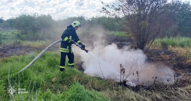 Рятувальники Волині гасять дві пожежі торфу біля сіл Топилище та Сильне