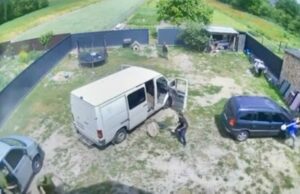 На Волині біля села Вербка чоловіки з лопатами й ломами пошкодили два авто ТЦК