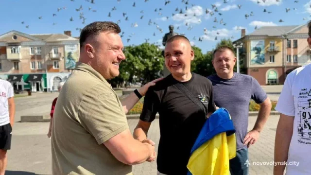 До Нововолинська повернувся з полону захисник Володимир Фабрий