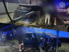 (Українська) У Луцьку водій Ford після втечі від патрульних в’їхав у металеві опори У Луцьку водій Ford після втечі від патрульних в’їхав у металеві опори