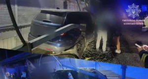 У Луцьку водій Ford після втечі від патрульних в’їхав у металеві опори