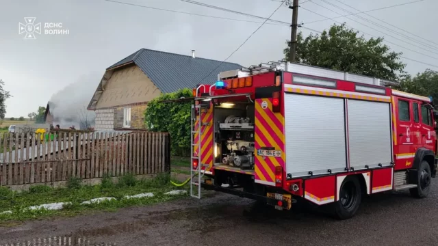 У Старому Порицьку блискавка спричинила пожежу в господарській будівлі
